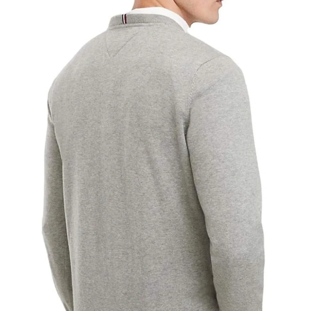 Tommy Hilfiger
Solid Logo V-Neck Sweater size mens XL
Color Grey Heather - Picture 5 of 8